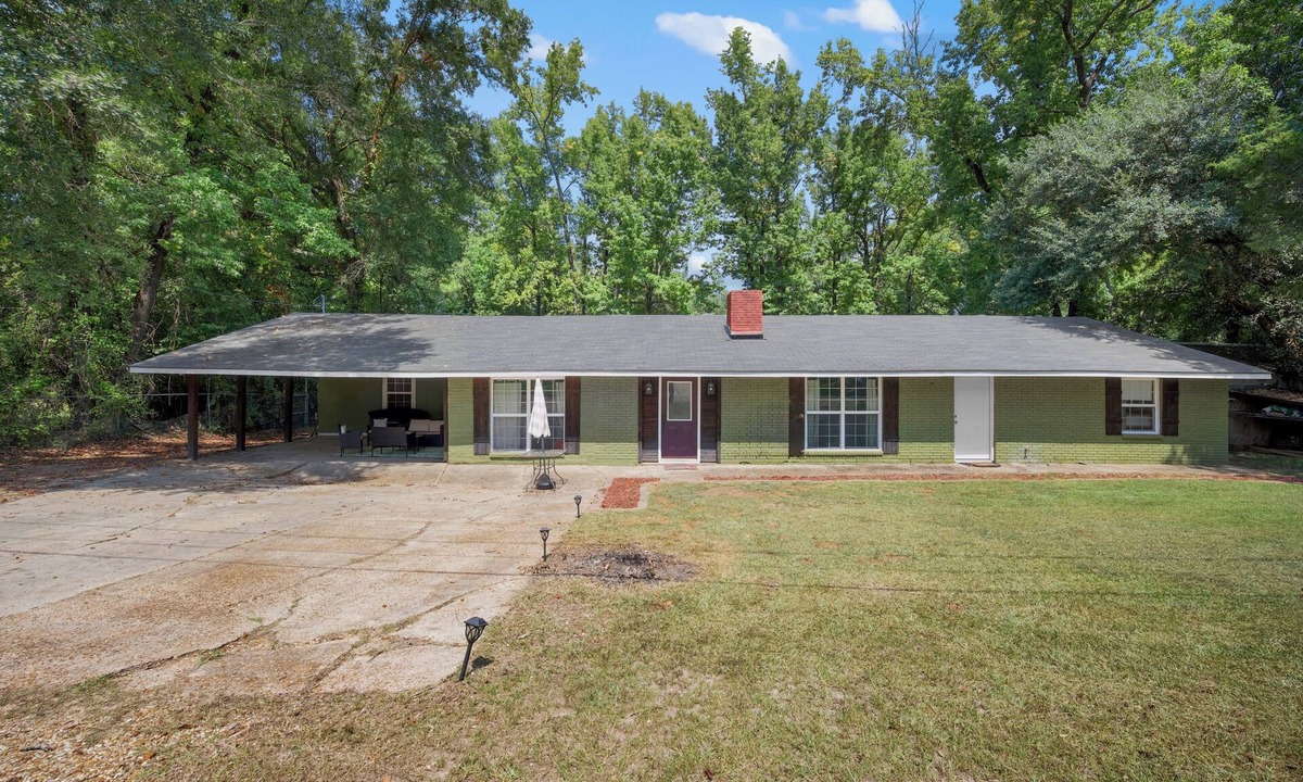 Leesville House | Beautiful 5-bedroom house in a beautiful neighborhood with WiFi and a Pool Table