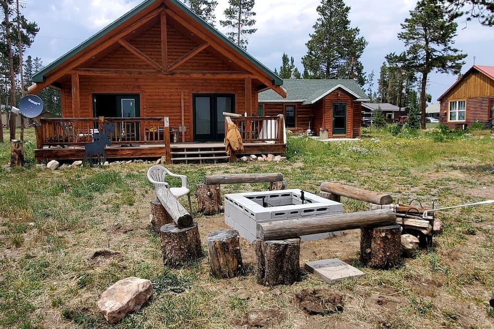 Foxpark Cabin | Beautiful Cabin with Fire Pit and Deck in Foxpark, Wyoming