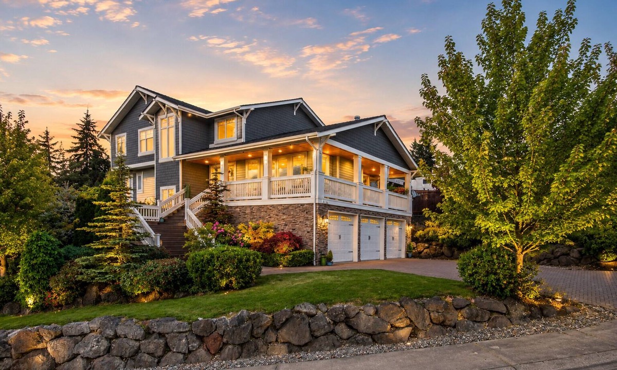 Newcastle House | Beautiful Eastside 5 bedroom resort like home with Hot-tub and AC