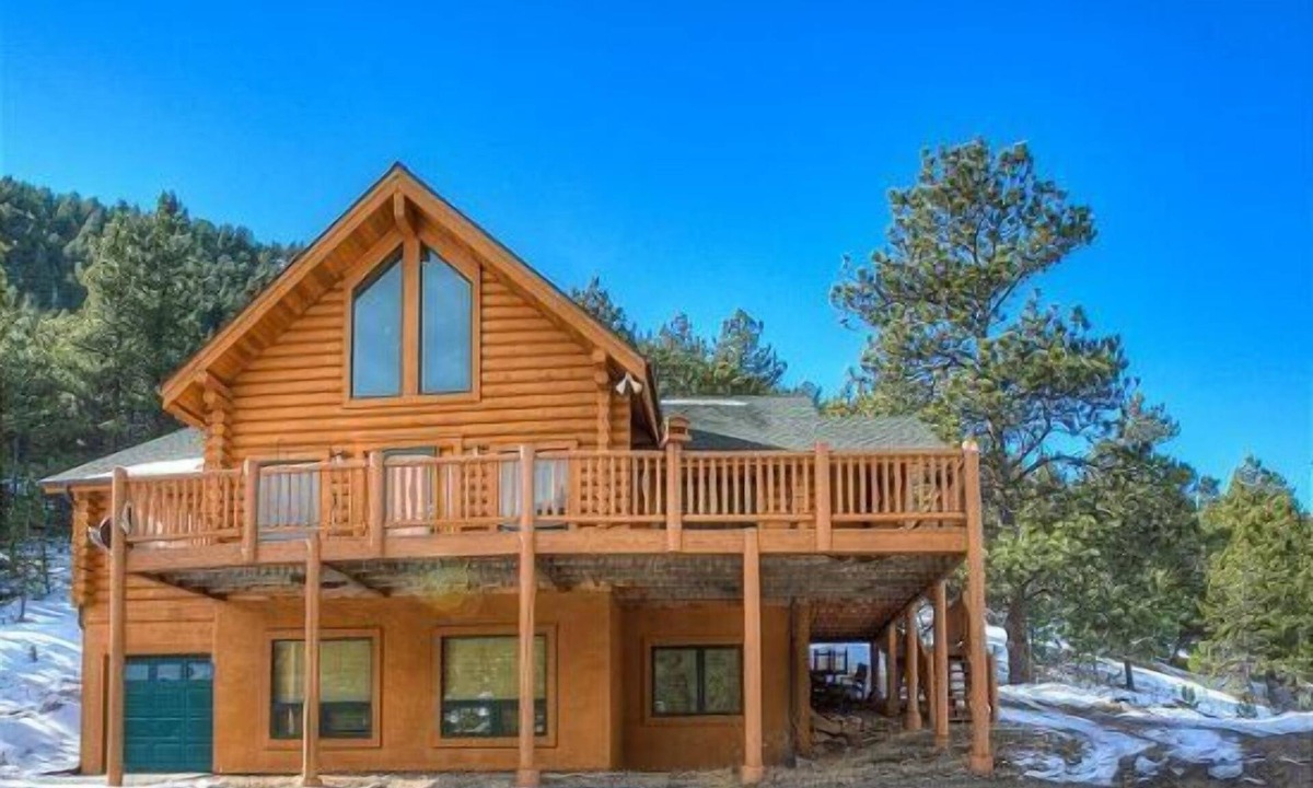 Lyons House | Beautiful Log Cabin with Acreage