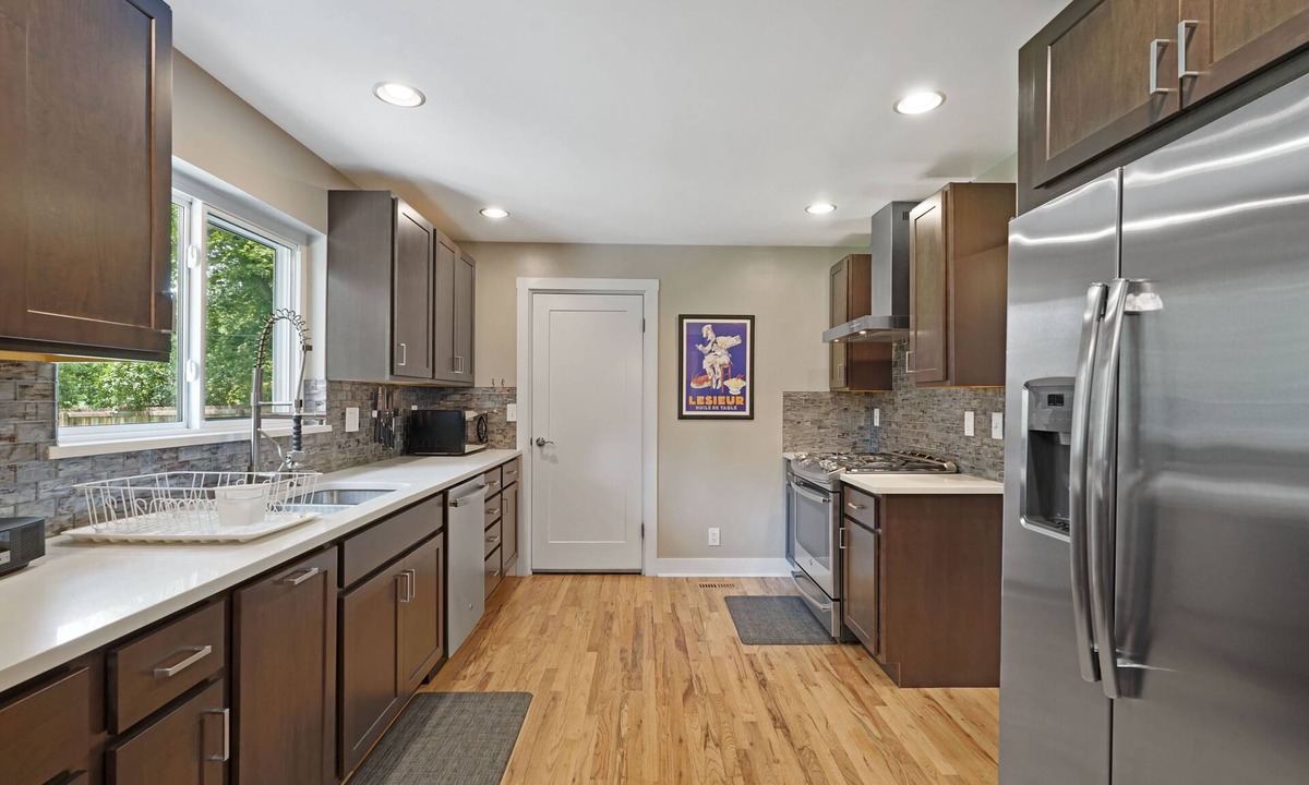 Barths House | Beautiful Luxury 4 Bed 2 Bath w/Huge Yard and Hot Tub