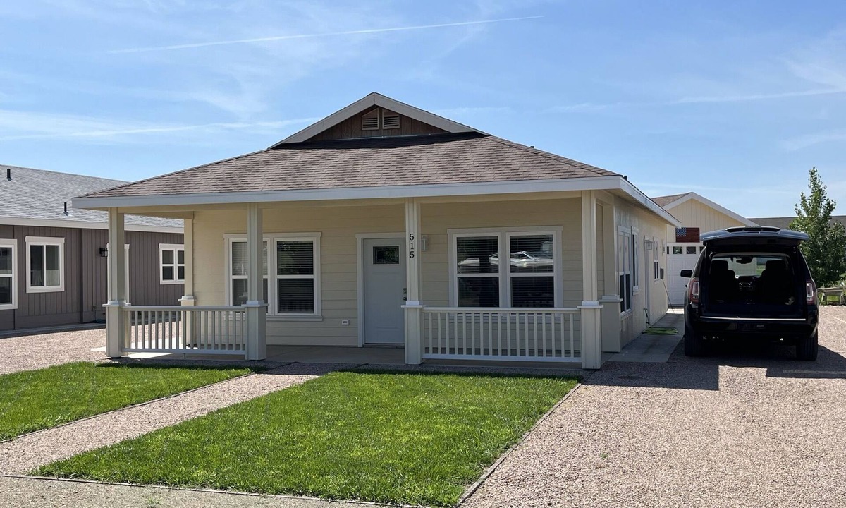 Pierre House | Beautiful Modern Lake House Along Lake Oahe.