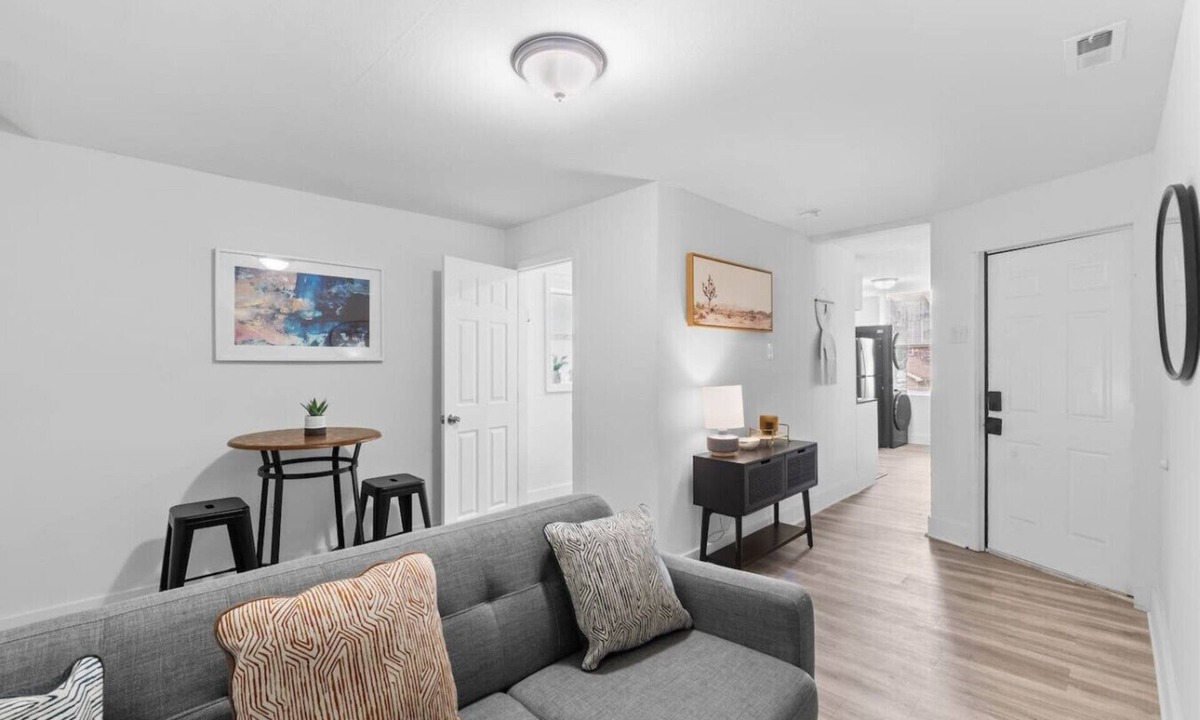 Benton Park Apartment | Benton Park Escape - MO2N