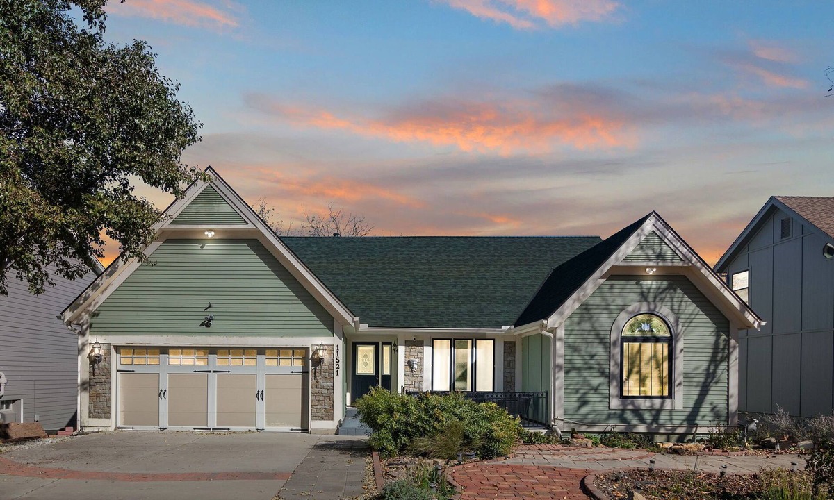 Olathe House | Best Value KC! 6 Bedroom with 4 Ensuites - sleeps 20