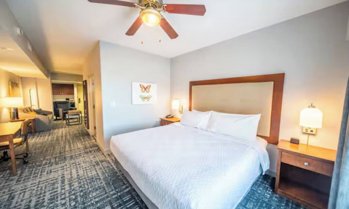 Kutzky Park Hotel | Best Value, Quality Stay! 2 King Bed Deluxe Units, Indoor Pool, Free Breakfast!