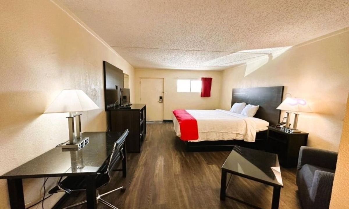 West San Antonio Hotel | Best Value San Antonio Hotel Stay - Room with King Bed | Onsite Outdoor Pool