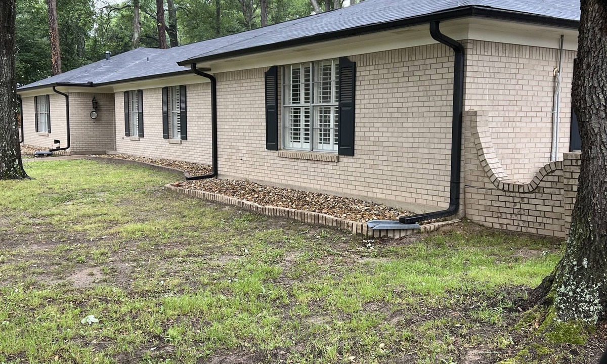 Tyler House | BestStays@King Bee. Large Groups OK.TVs in rooms and Newly Fenced Backyard