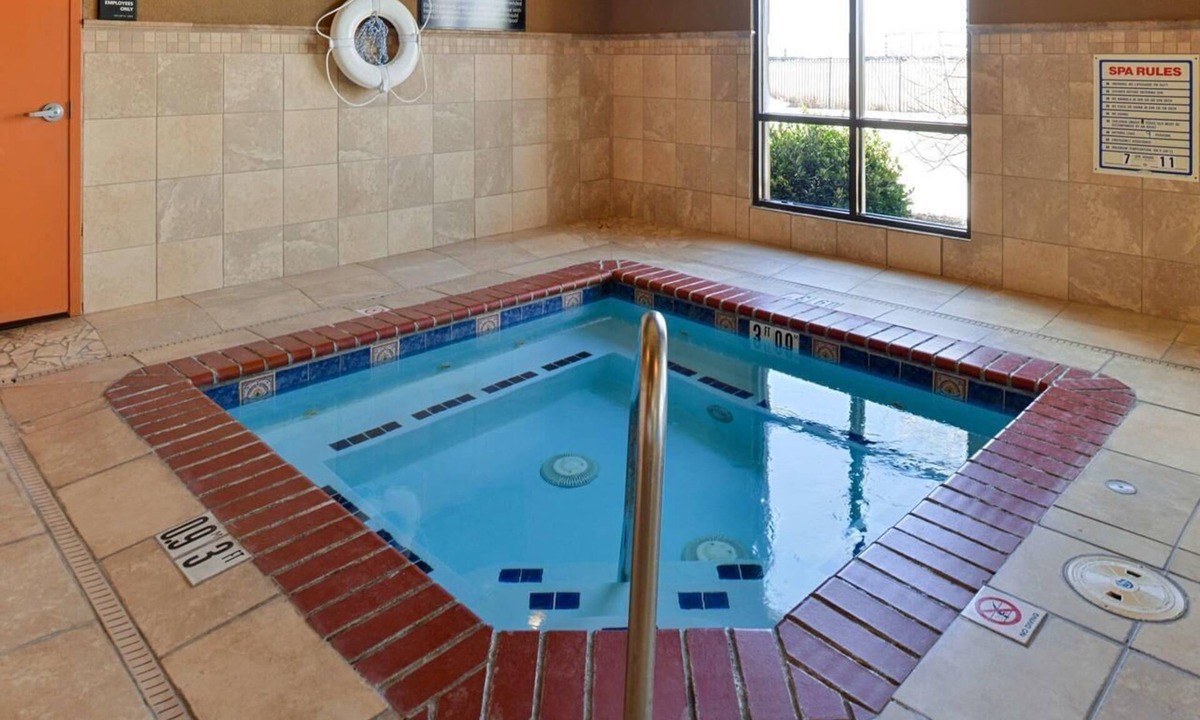 Westside Hotel | Better Choice for your Vacation! 2 Relaxing Units, Indoor Pool, Pets Allowed!