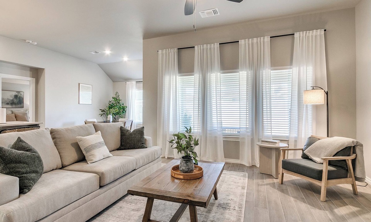 Edmond House | Big, Bright & Beautiful!