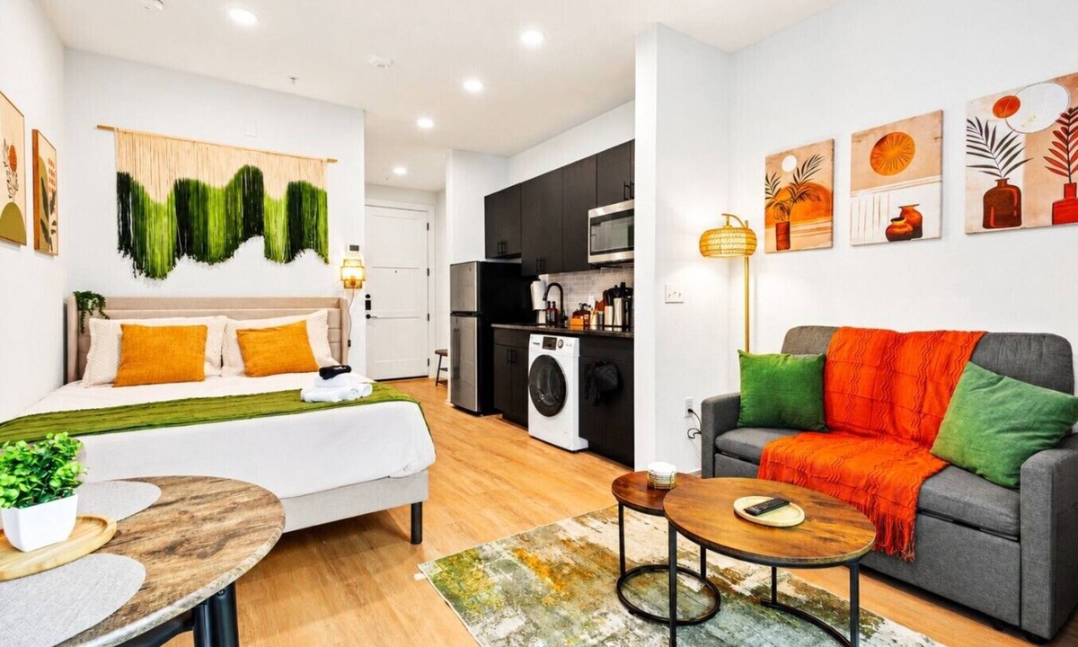 Oak Cliff Apartment | Bishop Arts Getaway | Yoga, Gym & Entertainment