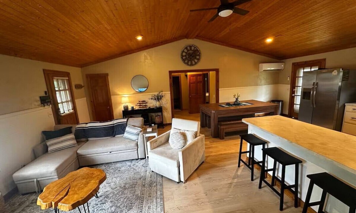 Porum Cottage | Bixby Cove Cottage 4-bedroom with plenty of outdoor space for family fun!