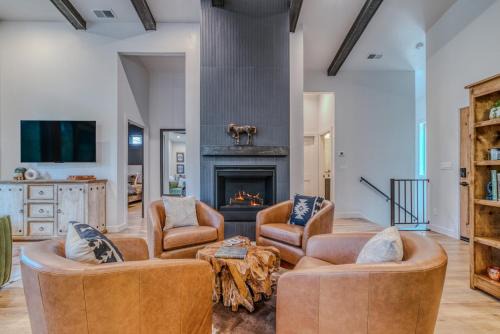 Ruidoso House | Black Beauty Midtown with Hot Tub