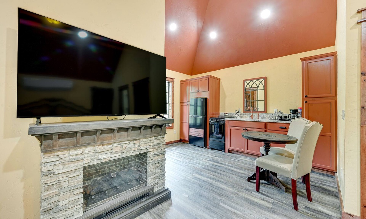 Broken Bow Apartment | Blissful Broken Bow Studio: Fire Pit & Jacuzzi Tub