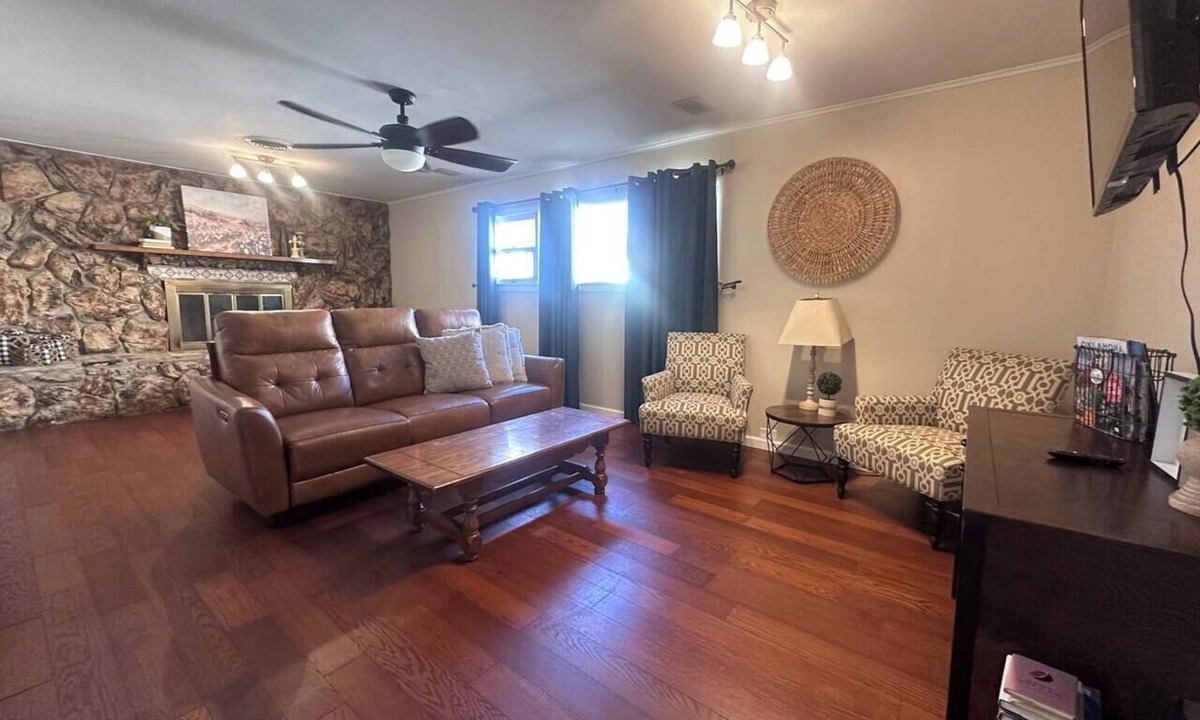 Enid House | Blue Jay Cottage - a serene 3 bedroom cottage perfect for a relaxing stay.