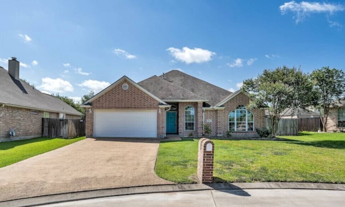 Wellborn House | Blue Oasis Close to Kyle Field