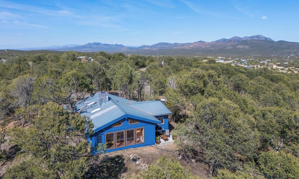 Zuzax Cabin | Blue Pine Cabin: 5 miles to Paako Ridge Golf
