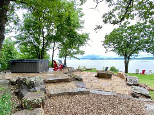 Crowder House | Blufftop Cabin Retreat Hot Tub and Fall Views!