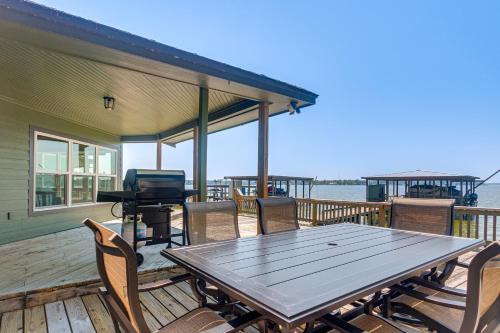 West Livingston House | Boat, Fish, Unwind! Lakefront Livingston Getaway