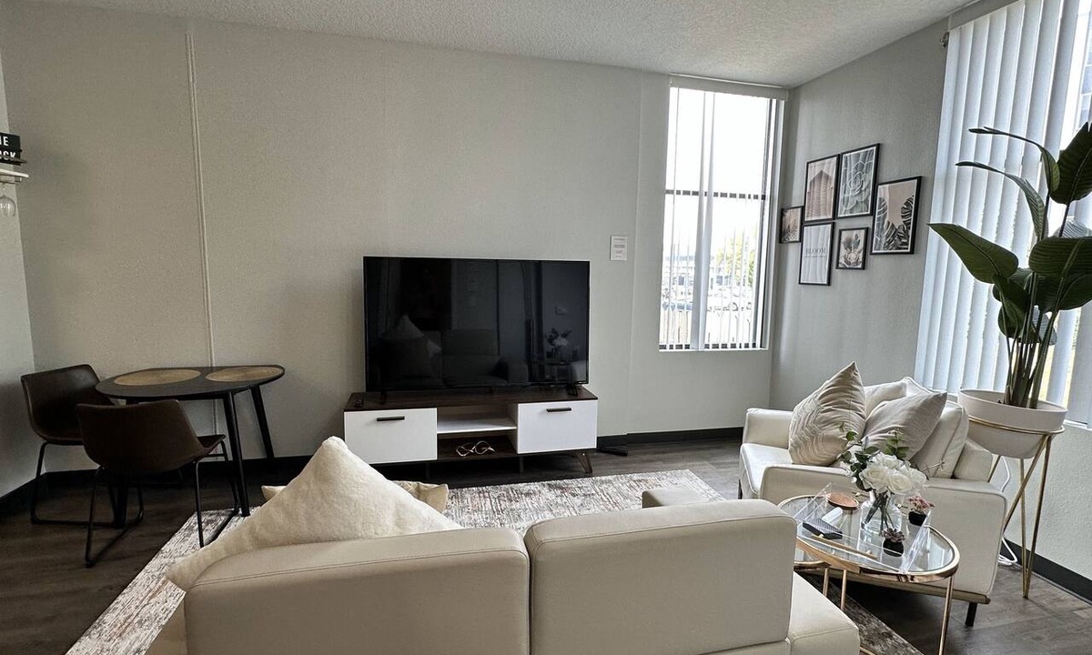 Downtown Des Moines Apartment | Boho Loft/Skyline View/Walk to Arena Events