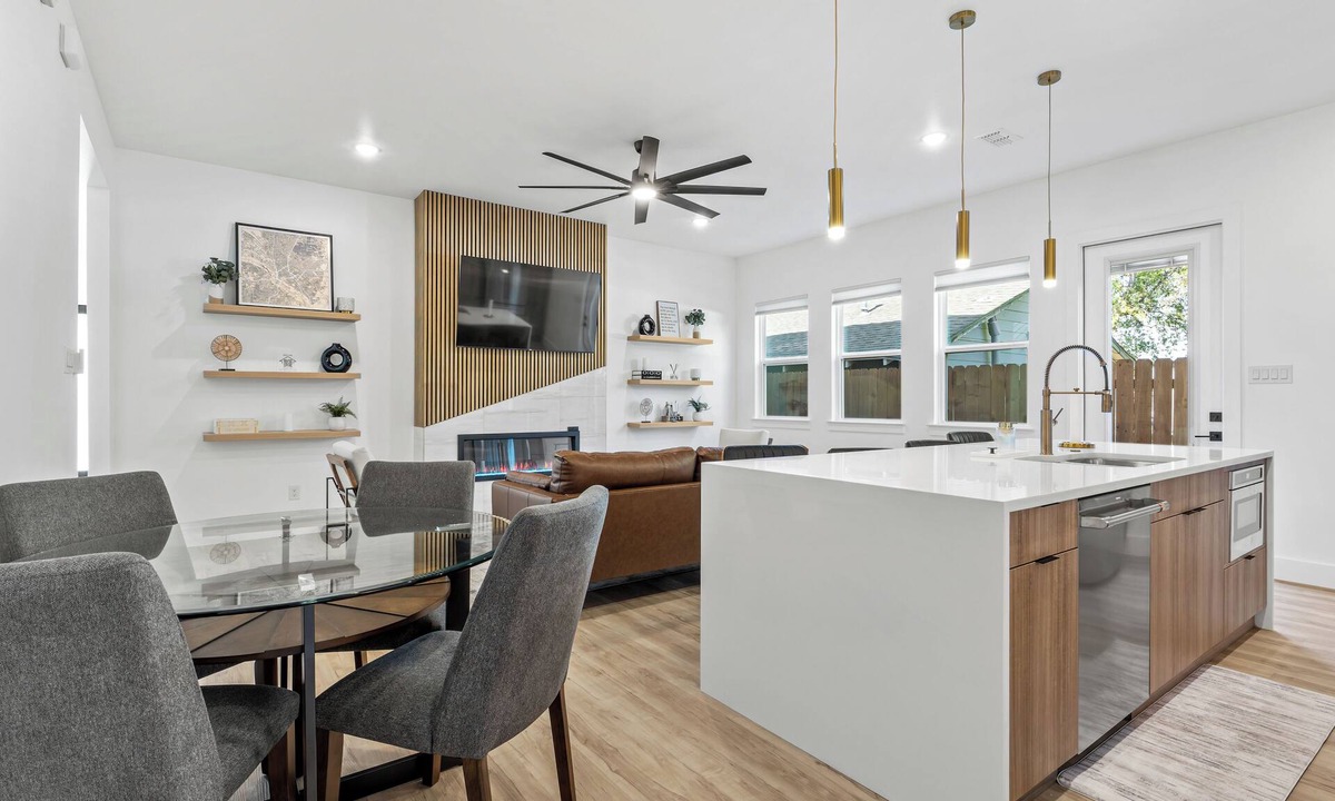 Cedar Crest House | Bottom District Skyline Retreat