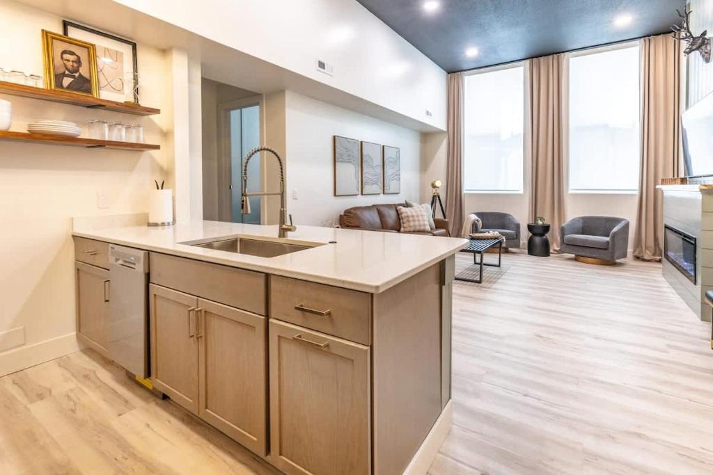 Lincoln House | Boutique 1BR Condo - Walk to Memorial Stadium - Historic Hayward Place