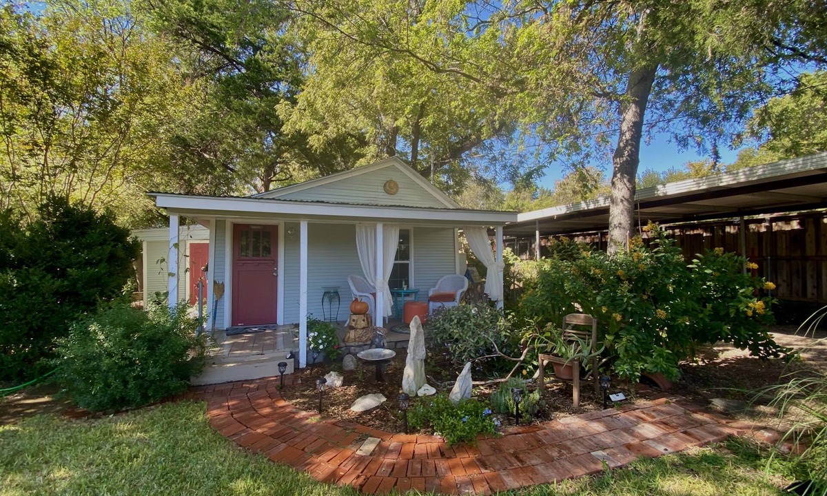 Oak Cliff Cottage | Boutique Cottage Near Bishop Arts