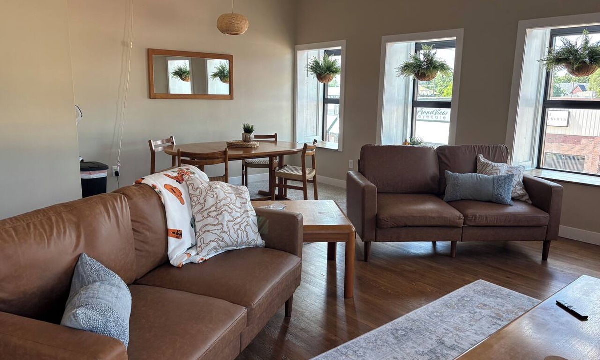 Hebron Apartment | Brand X Loft Spacious 2 Bedroom Loft in the Heart of Hebron