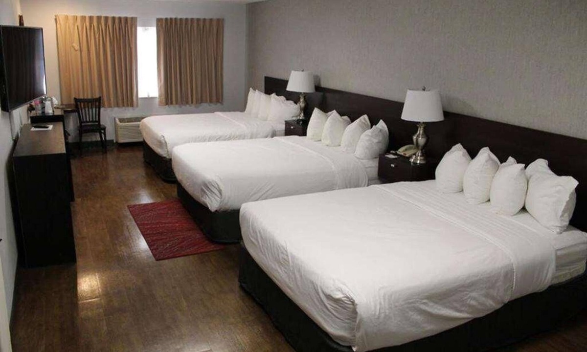 Ontario Hotel | Breath of Fresh Air! Indoor Pool, Free Breakfast, Free Parking, Pets Allowed