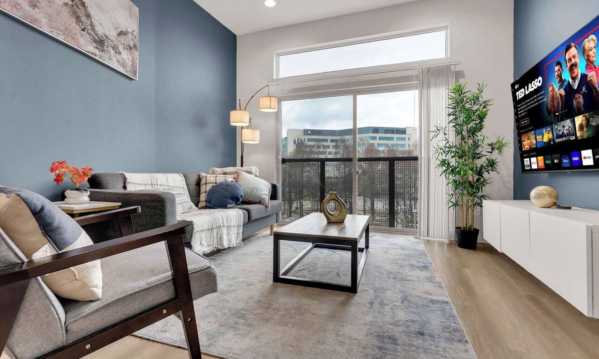 Deep Ellum Apartment | Bright 2BR2BA Stay Deep Ellum w/Pool Gym Parking