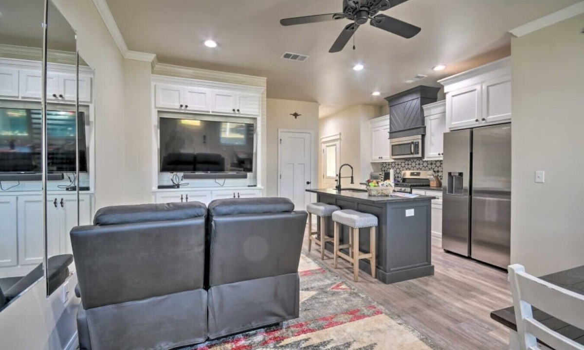 Amarillo House | Bright Amarillo Townhome with Yard and Garage