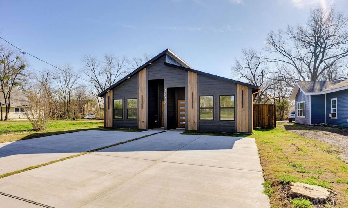 Commerce House | Bright and cozy new build - your retreat awaits.