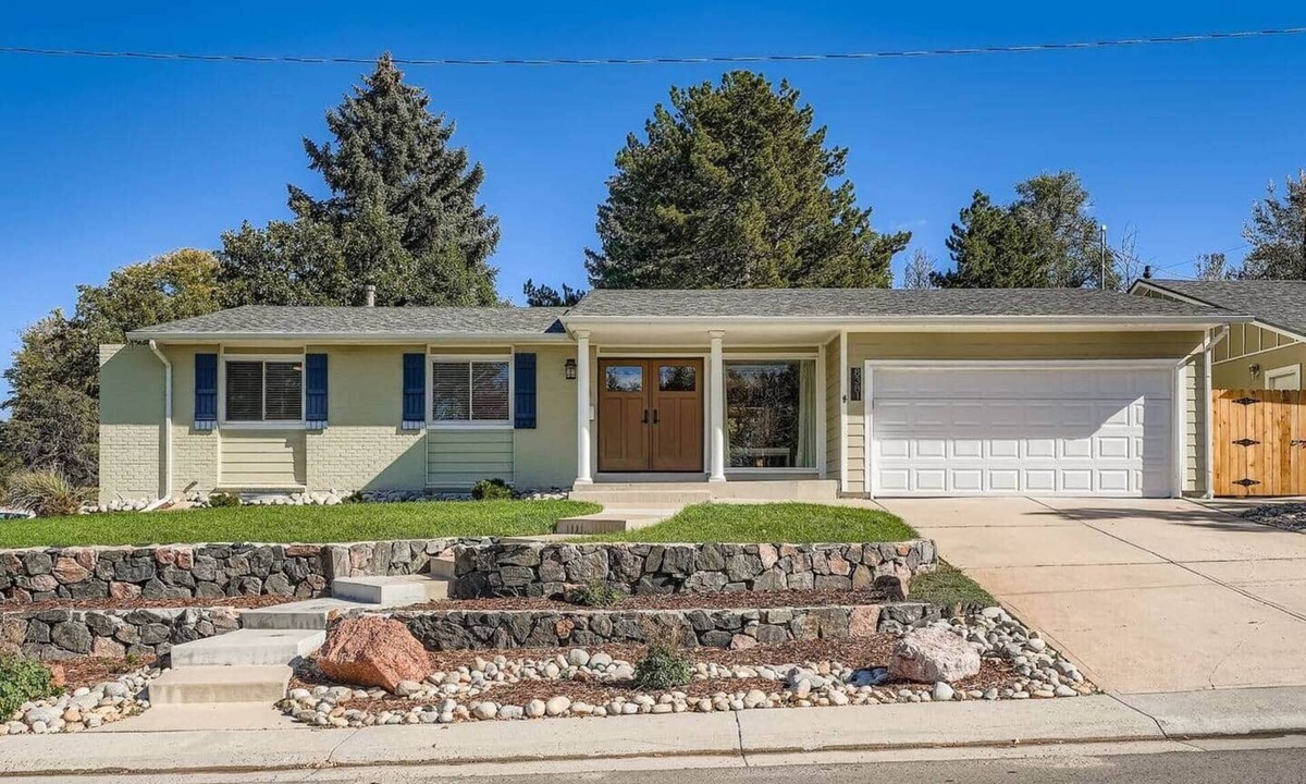 Castlewood House | Bright and Cozy Ranch Style House Centennial