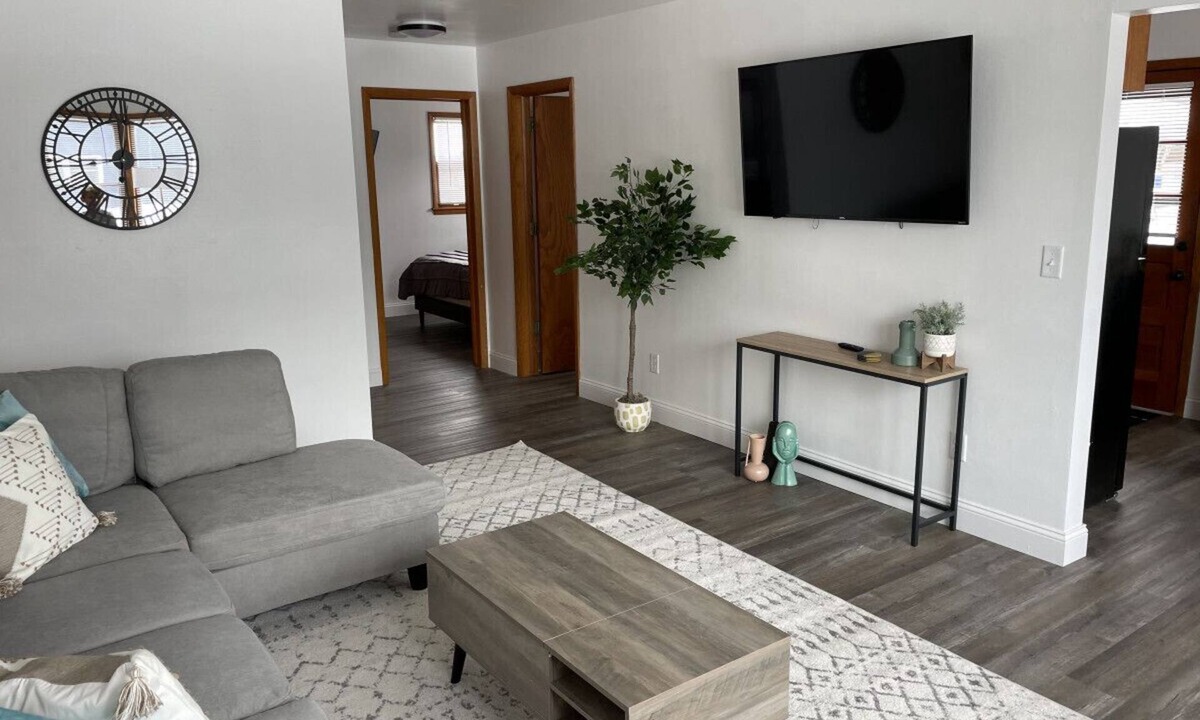 Appleton Apartment | Bright & Cozy APT-Self Check-In