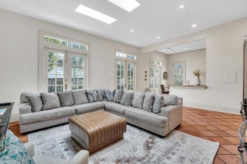 Lower Garden District House | Bright home w chef's kitchen near Mardi Gras r