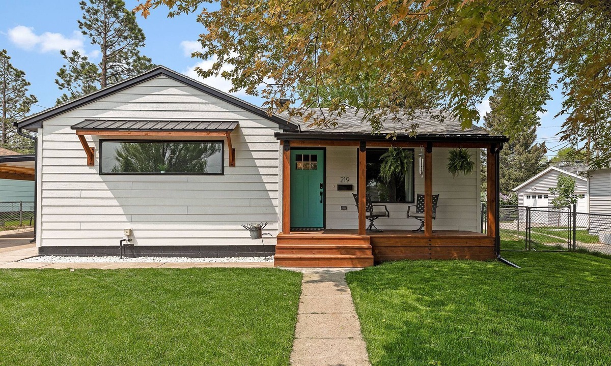 Rapid City House | Bright & Modern 4BR with large jacuzzi tub near favored Black Hills Attractions