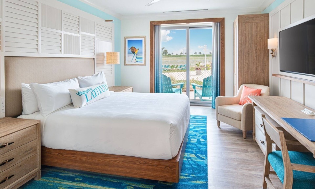 I-435 West KC-KS Hotel | Bright Room w/Balcony 5 Min From Kansas City Attractions - with Tropical Vibes