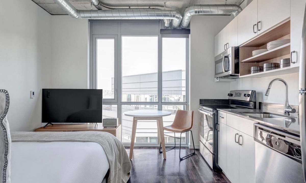 Cascade Apartment | Bright South Lake Union Studio w/Gym, W/D, walk to bars, by Blueground