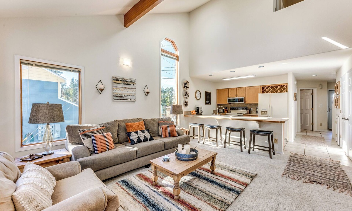 Cloudcroft Apartment | Bright Townhome - 1 Mile to Downtown Cloudcroft