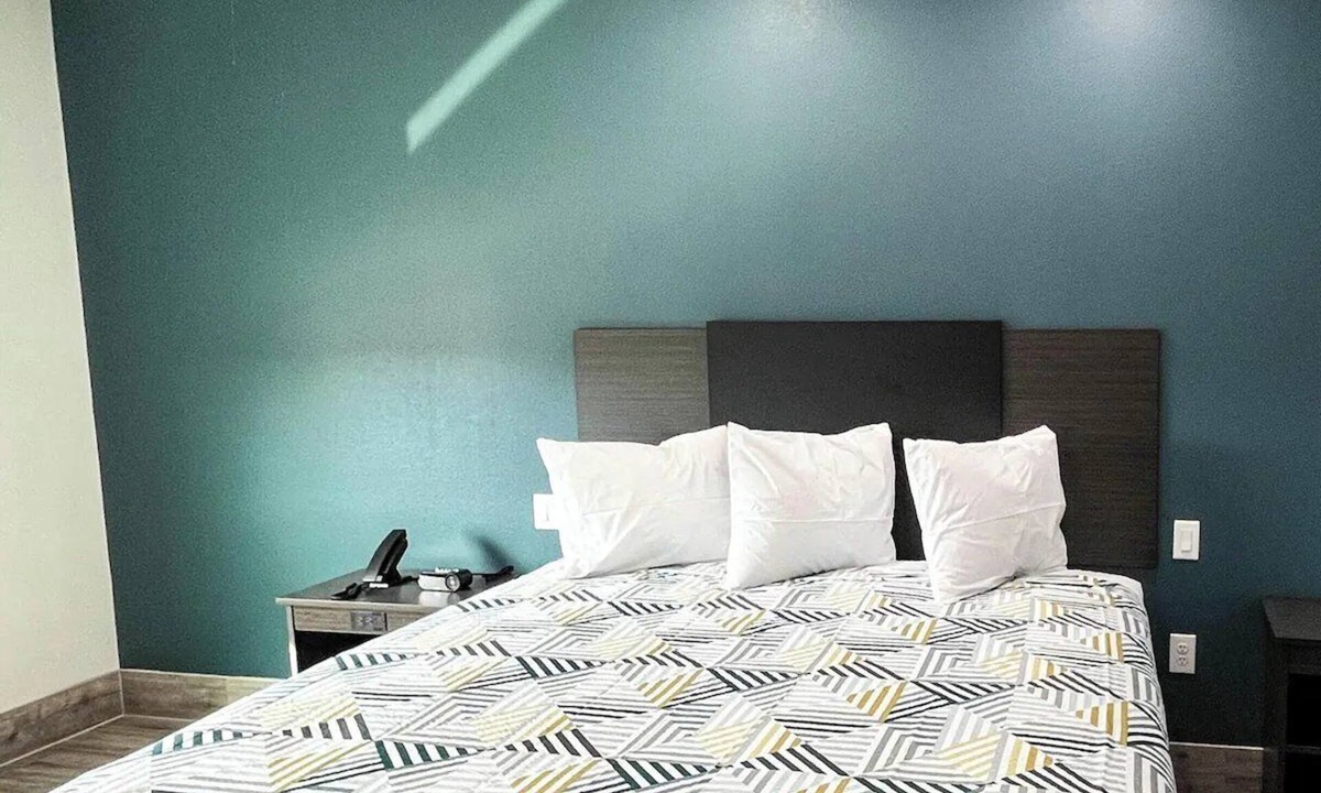 Southeast Houston Hotel | Budget-Friendly Room Near Shopping & Dining Spots | Free Parking, Pets Allowed
