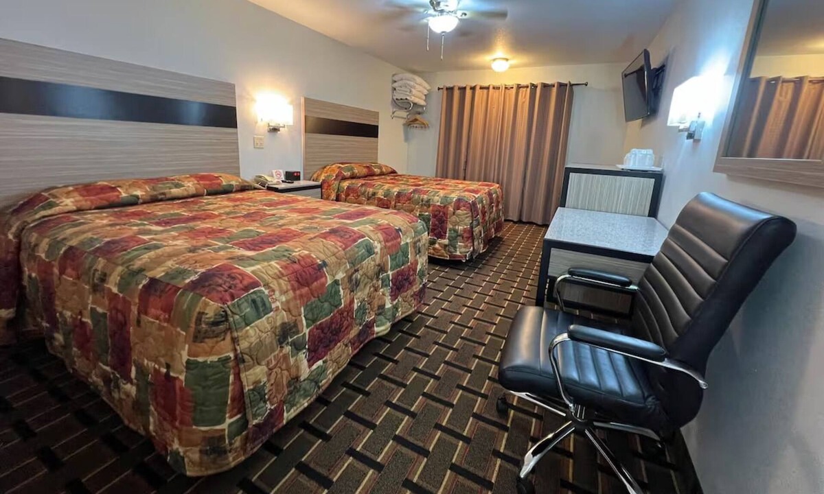 Nebraska City Hotel | Budget-Friendly Stay w/Free Parking, Table Creek Golf Course - 5.6 miles away