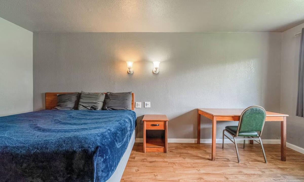 Livingston Hotel | Budget Stay King Bed Near Lake Livingston & Local Attractions