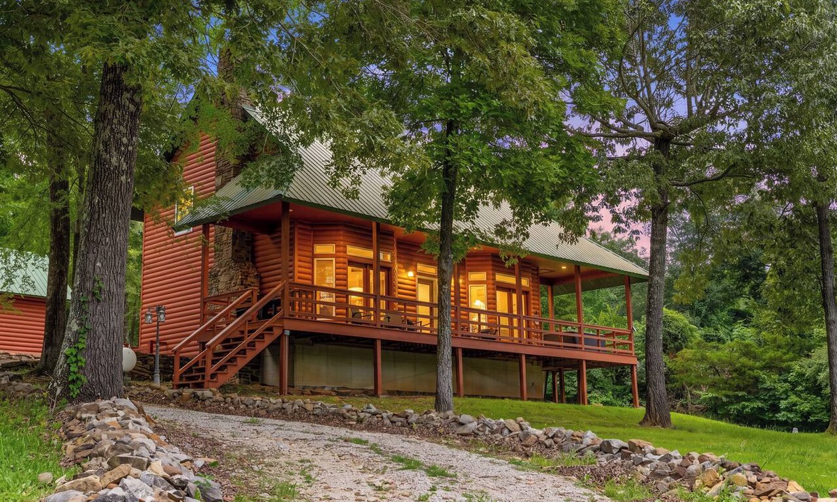 Jasper Cabin | Buffalo River Area FarmHouse Hot Tub Sleeps 14