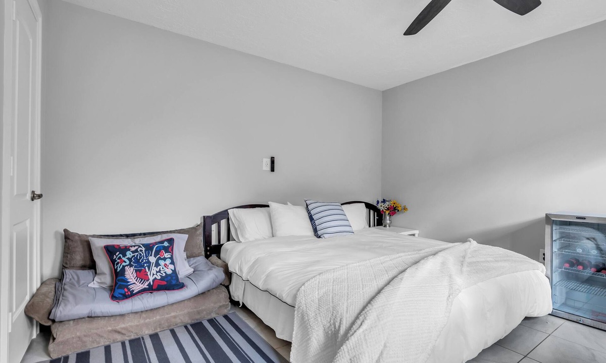 Addicks House | Bungalow-King Bed-Sleeps 4 - Energy Corridor -Garage + Kitchen + Park + 2 patios