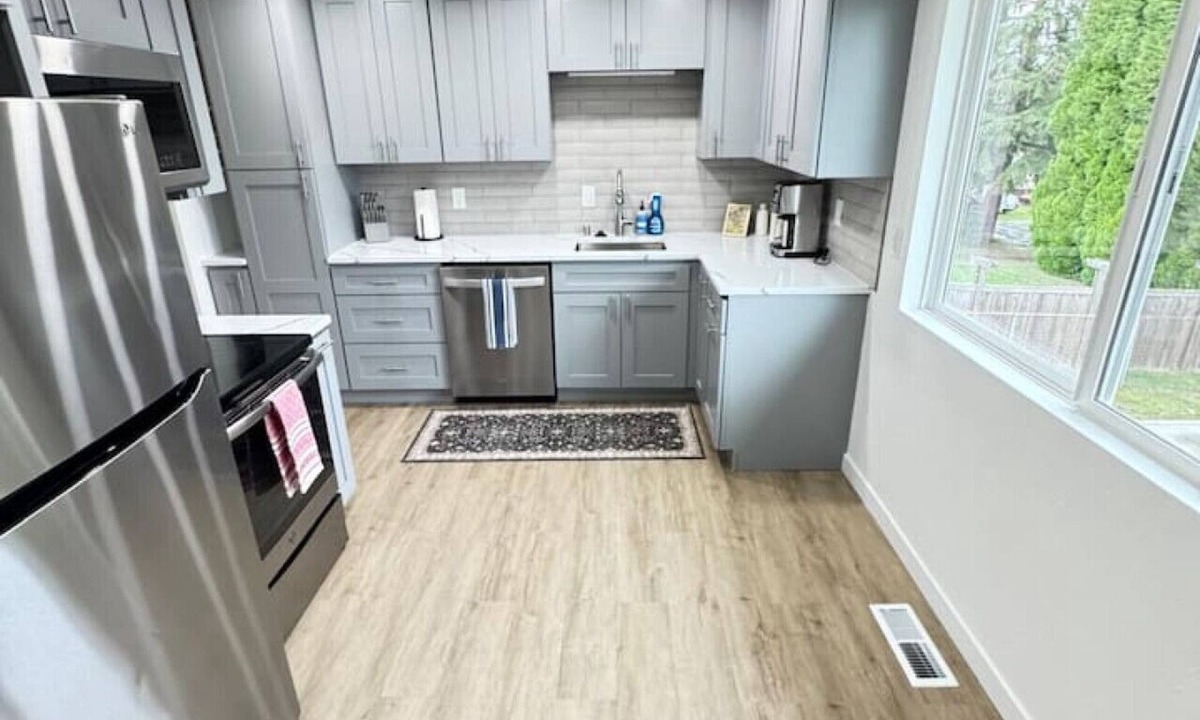 Burien House | Burien Luxury 3BR Apartment | 4BD, Sleeps 8 | Pet+