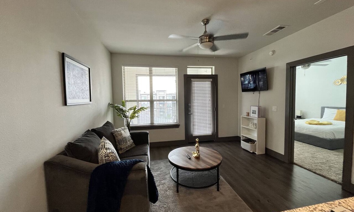 Houston Apartment | Business-Ready Haven/Near IAH, Gym, Pool & Parking