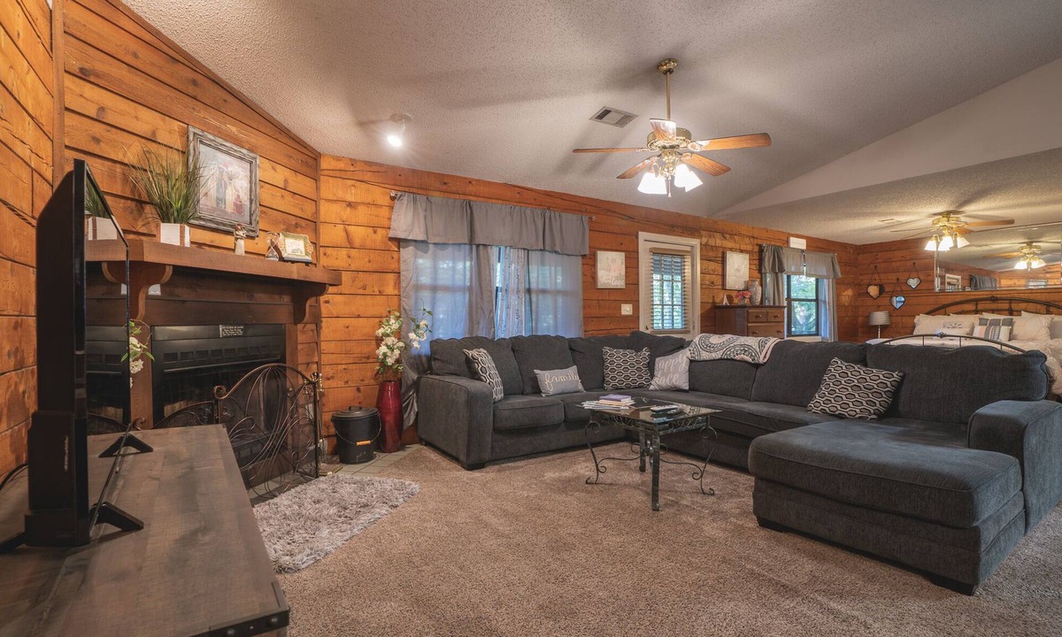 Royal Cabin | Cabin I at Safe Harbor Brady Mountain on Lake Ouachita!