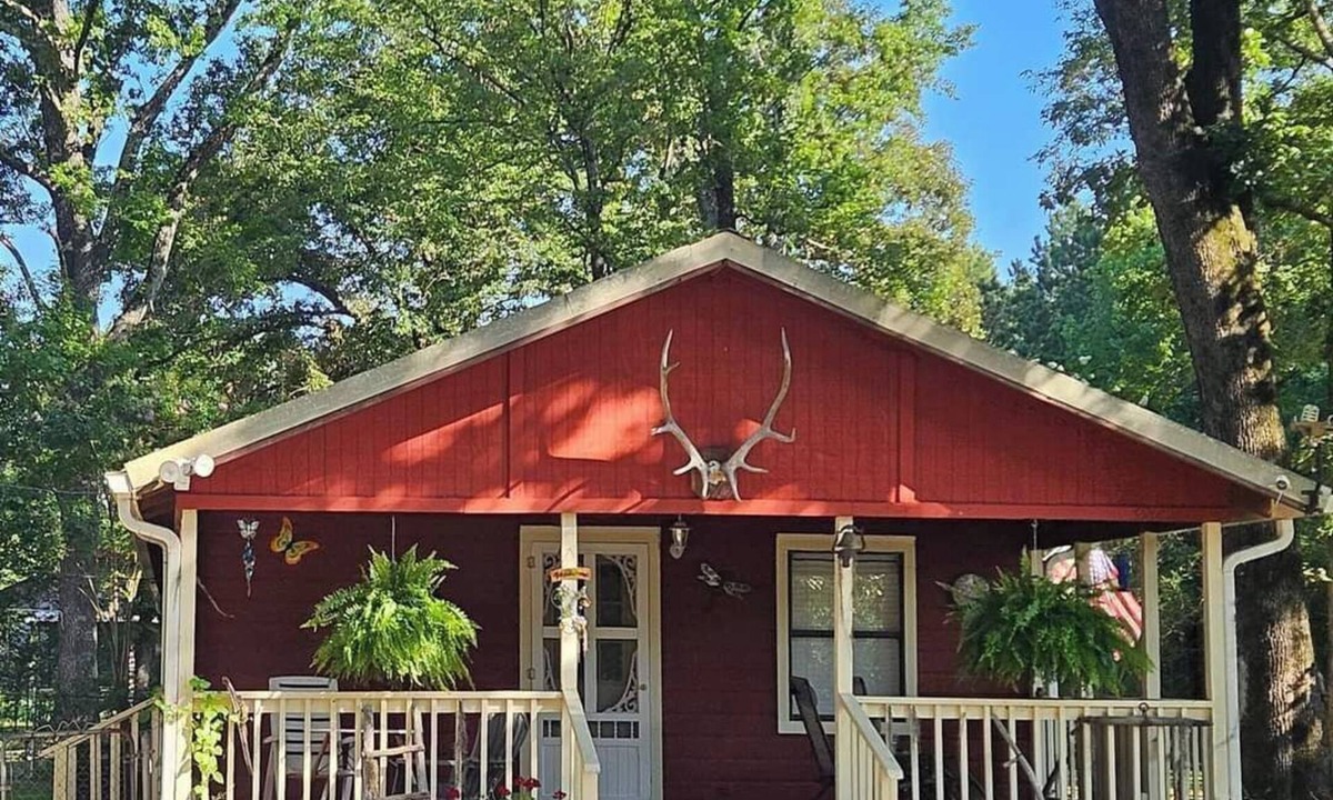 Karnack Cabin | Cabin like setting on secluded wooded property 5 minutes from Caddo Lake
