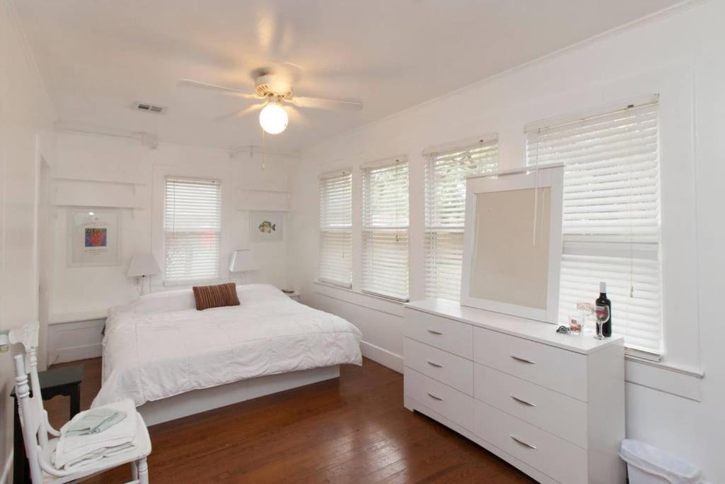 Downtown Hostel | Cajun Stays - Cajun Hostel II - The White Room