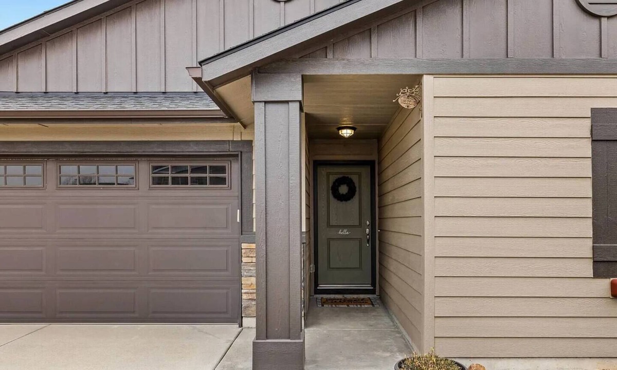 Caldwell House | Caldwell/Nampa Family Retreat | King Bed | 4 TVs | Fenced Backyard | 1-Gig WiFi