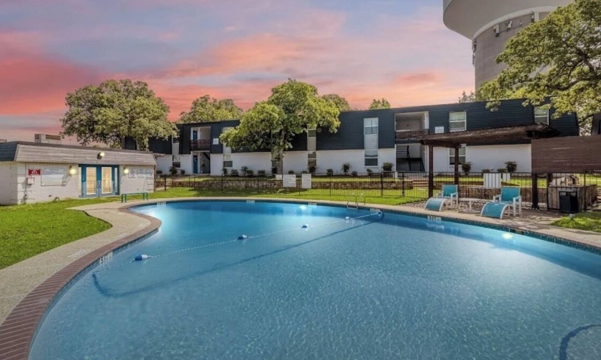 Bedford Apartment | Calm 2 bedroom getaway w serene balcony